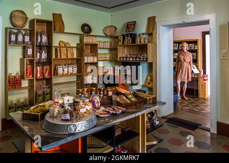 Épicerie avec spécialités du Tessin, Circolo della Rovana, Suisse. Au Negozio Val Maggia à Cevio, vous pouvez faire des réserves de nourriture locale avant de continuer jusqu'à CA Vagia Banque D'Images