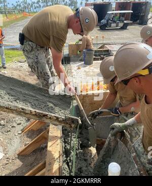 KWAJALEIN, Îles Marshall (29 mai 2021) les Seabes du bataillon de construction mobile navale (NMCB) 4, placent le béton dans des formes dans le cadre du projet de théâtre Richardson. Ce projet s'améliore sur le théâtre, construit pour la première fois par les Seabees dans les années 1940. Le NMCB-4 est déployé dans toute la région Indo-Pacifique et aux États-Unis, prêt à soutenir les opérations de combat majeures, la sécurité du théâtre, l'aide humanitaire et les opérations de secours en cas de catastrophe. Banque D'Images