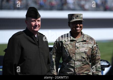 Le lieutenant-colonel Jennifer Green de la U.S. Air Force, 122e aile de chasseurs, Ind., et le général adjutant de l'Indiana, Brig. Gen Dale Lyles, posez pour une photo au circuit automobile d'Indianapolis le 30 mai 2021. Banque D'Images
