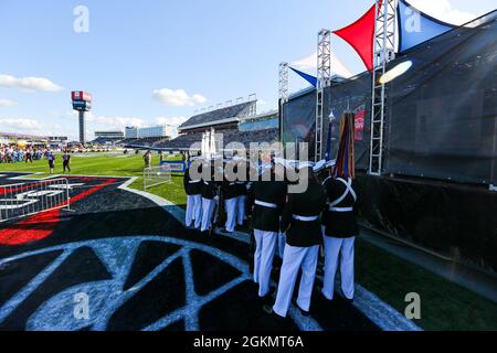 Marines et Marine Barracks Washington se sont réunis avant leur apparition avant la course au Coca-Cola 600 au circuit automobile de Charlotte, Charlotte, Caroline du Nord, le 30 mai 2021. La Marine américaine officielle Color Guard et une partie de tir Alpha Company ont participé à la cérémonie de pré-course au circuit automobile de Charlotte en l'honneur du Memorial Day. Banque D'Images