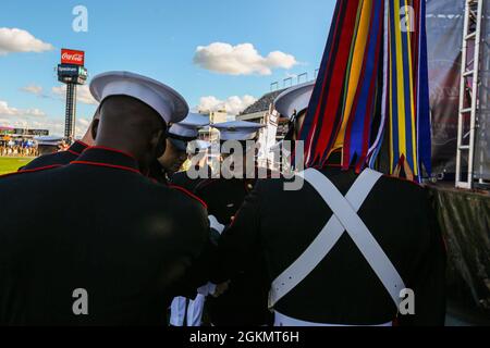 Marines et Marine Barracks Washington se sont réunis avant leur apparition avant la course au Coca-Cola 600 au circuit automobile de Charlotte, Charlotte, Caroline du Nord, le 30 mai 2021. La Marine américaine officielle Color Guard et une partie de tir Alpha Company ont participé à la cérémonie de pré-course au circuit automobile de Charlotte en l'honneur du Memorial Day. Banque D'Images