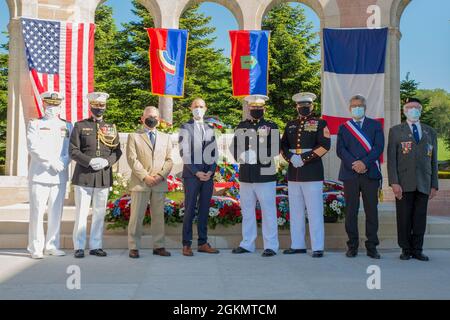 Le parti officiel pose une photo à la suite d'une cérémonie au cimetière américain Oise-Aisne près de Seringes-et-Nesles, France, le 30 mai 2021. La cérémonie a eu lieu le week-end du jour du souvenir en commémoration du 103e anniversaire de la bataille de Belleau Wood, qui a eu lieu en l'honneur de l'héritage des membres du service qui ont donné leur vie en défense des États-Unis et des alliés européens. C'était la première fois depuis la bataille, il y a plus d'un siècle, que des membres du corps des Marines des États-Unis, de l'armée américaine, de la marine des États-Unis, des militaires français et allemands étaient tous présents pour les cérémonies. Banque D'Images
