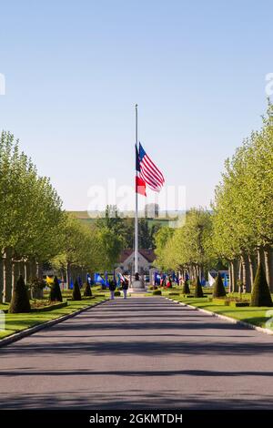 Les drapeaux américains et français sont levés lors d'une cérémonie au cimetière américain Oise-Aisne, près de Seringes-et-Nesles, en France, le 30 mai 2021. La cérémonie a eu lieu le week-end du jour du souvenir en commémoration du 103e anniversaire de la bataille de Belleau Wood, qui a eu lieu en l'honneur de l'héritage des membres du service qui ont donné leur vie en défense des États-Unis et des alliés européens. C'était la première fois depuis la bataille, il y a plus d'un siècle, que des membres du corps des Marines des États-Unis, de l'armée américaine, de la marine des États-Unis, des militaires français et allemands étaient tous présents pour les cérémonies. Banque D'Images
