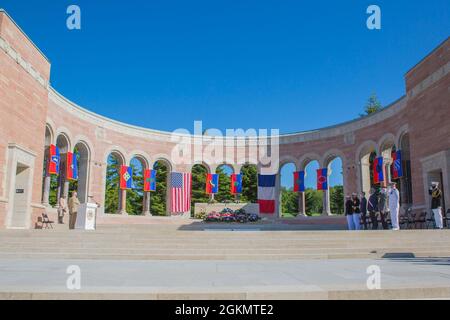 Les participants rendent hommage au jeu de taps lors d'une cérémonie au cimetière américain Oise-Aisne près de Seringes-et-Nesles, France, le 30 mai 2021. La cérémonie a eu lieu le week-end du jour du souvenir en commémoration du 103e anniversaire de la bataille de Belleau Wood, qui a eu lieu en l'honneur de l'héritage des membres du service qui ont donné leur vie en défense des États-Unis et des alliés européens. C'était la première fois depuis la bataille, il y a plus d'un siècle, que des membres du corps des Marines des États-Unis, de l'armée américaine, de la marine des États-Unis, des militaires français et allemands étaient tous présents pour les cérémonies. Banque D'Images