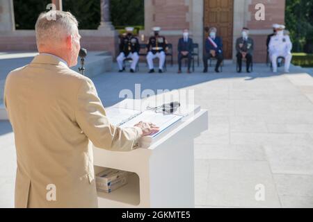 Le surintendant Oise-Aisne accueille ses invités lors d'une cérémonie au cimetière américain Oise-Aisne près de Seringes-et-Nesles, France, le 30 mai 2021. La cérémonie a eu lieu le week-end du jour du souvenir en commémoration du 103e anniversaire de la bataille de Belleau Wood, qui a eu lieu en l'honneur de l'héritage des membres du service qui ont donné leur vie en défense des États-Unis et des alliés européens. C'était la première fois depuis la bataille, il y a plus d'un siècle, que des membres du corps des Marines des États-Unis, de l'armée américaine, de la marine des États-Unis, des militaires français et allemands étaient tous présents pour les cérémonies. Banque D'Images