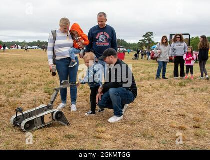 Un robot de la fin de journée affecté à la 44e Ordnance Company (EOD), 60e commandant de la troupe, Garde nationale de l'Armée de la Caroline du Nord, interagit avec les gens lors du First fruit Farm Memorial Balloon Festival à Louisburg, en Caroline du Nord, le 30 mai 2021. Le but du festival était de rappeler aux gens le vrai sens du Memorial Day, en se rappelant ceux qui sont morts alors qu'ils servaient dans l'armée américaine. Le NCARNG est une équipe de soldats citoyens toujours prêts et prêts, qui remonte à la guerre d’indépendance, avec des possibilités d’améliorer les compétences et les niveaux de confiance d’une personne. Si vous êtes intéressé à être un par Banque D'Images