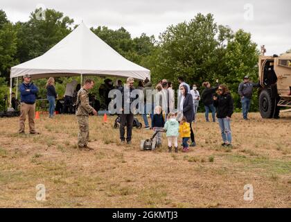 Sgt. 1 classe Kevin Chancey, un officier non commissionné d'élimination d'munitions explosives affecté à la 44e compagnie d'ordnance (EOD), 60e commandement de la troupe, Garde nationale de l'Armée de Caroline du Nord, contrôle un robot EOD lors du First fruit Farm Memorial Balloon Festival à Louisburg, en Caroline du Nord, le 30 mai 2021. Le but du festival était de rappeler aux gens le vrai sens du Memorial Day, en se rappelant ceux qui sont morts alors qu'ils servaient dans l'armée américaine. Le NCARNG est une équipe de soldats citoyens toujours prêts et prêts, qui remonte à la guerre d'indépendance, avec des possibilités d'améliorer un PER Banque D'Images