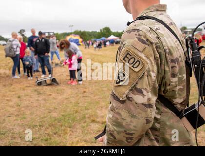 Un robot de la fin de journée affecté à la 44e Ordnance Company (EOD), 60e commandant de la troupe, Garde nationale de l'Armée de la Caroline du Nord, interagit avec les gens lors du First fruit Farm Memorial Balloon Festival à Louisburg, en Caroline du Nord, le 30 mai 2021. Le but du festival était de rappeler aux gens le vrai sens du Memorial Day, en se rappelant ceux qui sont morts alors qu'ils servaient dans l'armée américaine. Le NCARNG est une équipe de soldats citoyens toujours prêts et prêts, qui remonte à la guerre d’indépendance, avec des possibilités d’améliorer les compétences et les niveaux de confiance d’une personne. Si vous êtes intéressé à être un par Banque D'Images