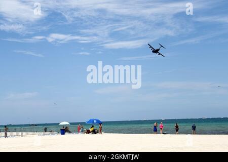 Un C-17 Globemaster III, piloté par des membres de l'équipe de démonstration C-17 de la côte Ouest de la base conjointe Lewis-McChord, Washington, vole dans le ciel au-dessus de Miami Beach, Floride, le 30 mai 2021. La démonstration faisait partie du National Salute to Our Heroes Hyundai Air and Sea Show, qui était le quatrième spectacle aérien de l’année de l’équipe de démonstration. Banque D'Images