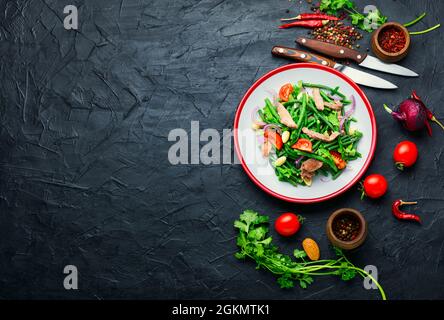 Salade de régime avec langue de veau, haricots asperges, tomate et herbes. Salade fraîche avec langue de boeuf Banque D'Images