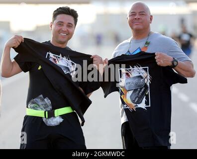 Premier lieutenant Jorge Bravo et Sgt. Martin Payan de 1ère classe pose pour une photo à la fin de la course de 5K du jour du souvenir au Camp Buehring, Koweït. Banque D'Images