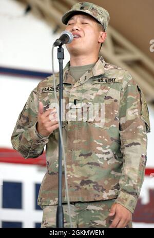 Le premier lieutenant Precioso Elazegui, chef de peloton de la compagnie de soutien du siège, 640e Bataillon de soutien de l'aviation, chante l'hymne national au début d'une cérémonie du jour du souvenir au Camp Buehring, au Koweït. Banque D'Images