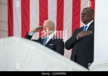 L’honorable Joe Biden, 46e président des États-Unis, et l’honorable Lloyd J. Austin III, 28e secrétaire à la Défense participent à la 153e cérémonie de serment d’honneur des Forces armées présidentielles du jour du souvenir pour honorer les militaires américains tombés, le 31 mai 2021, au cimetière national d’Arlington. Banque D'Images