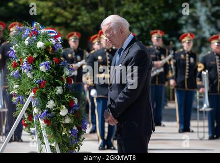 L’honorable Joe Biden, 46e président des États-Unis, participe à la 153e cérémonie de serment d’honneur des Forces armées présidentielles du jour du souvenir national, en l’honneur des militaires américains tombés, le 31 mai 2021, au cimetière national d’Arlington. Banque D'Images