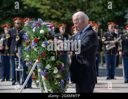 L’honorable Joe Biden, 46e président des États-Unis, participe à la 153e cérémonie de serment d’honneur des Forces armées présidentielles du jour du souvenir national, en l’honneur des militaires américains tombés, le 31 mai 2021, au cimetière national d’Arlington. Banque D'Images