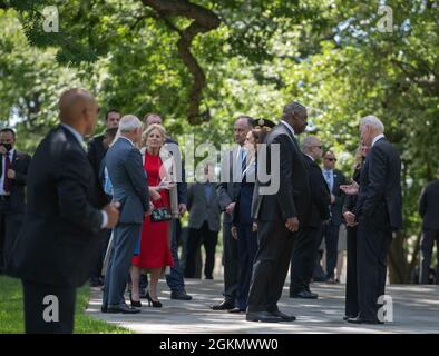 L’honorable Joe Biden, 46e président des États-Unis, et l’honorable Lloyd J. Austin III, 28e secrétaire à la Défense participent à la 153e cérémonie de serment d’honneur des Forces armées présidentielles du jour du souvenir pour honorer les militaires américains tombés, le 31 mai 2021, au cimetière national d’Arlington. Banque D'Images