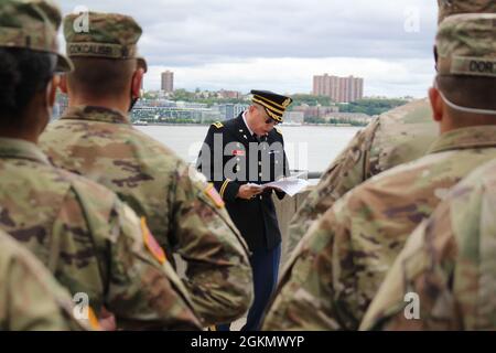 L’aumônier de la Force de défense d’État de la Garde de New York (Maj) John Muniz, de la Force opérationnelle interarmées Javits, récite une prière lors d’un service du jour du souvenir tenu sur la terrasse du Centre Jacob K. Javits à Manhattan, New York, le lundi 31 mai 2021. Plus de 3,180 membres de l'Armée de terre et de la Garde nationale aérienne de New York, de la Milice navale de New York et de la Garde de New York appuient la réponse multi-agences à la COVID-19 dans 24 sites de vaccination et d'autres endroits à travers New York. Banque D'Images