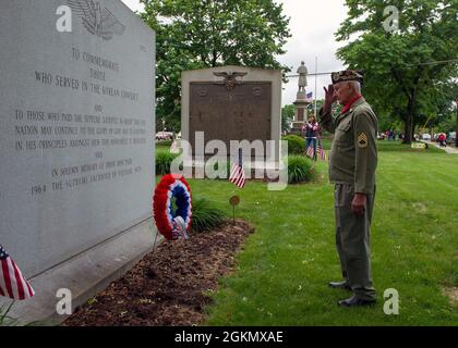 210531-N-ME396-1598 NORWICH, Connecticut (31 mai 2021) Tom la Freniere, ancien combattant de la guerre de Corée de l'armée américaine, salue une couronne qu'il vient de poser à un monument situé sur le terrain de Chelsea Parade en l'honneur de ceux qui ont donné leur vie pendant la guerre de Corée pour le Memorial Day. La pose de la couronne a été immédiatement précédée de la parade annuelle du Memorial Day de Norwich et d’une cérémonie de pose de la couronne. Banque D'Images