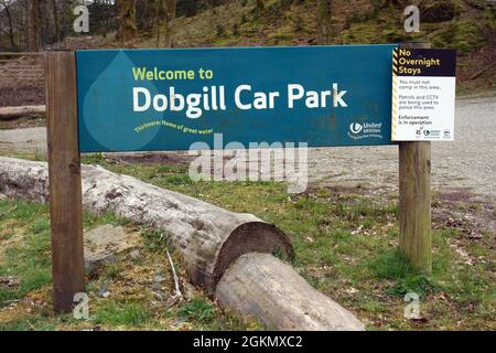 Panneau de bienvenue en bois pour le parc automobile United Utilities à Dobgill à Thirlmere, Lake District National Park, Cumbria, Angleterre, Royaume-Uni. Banque D'Images