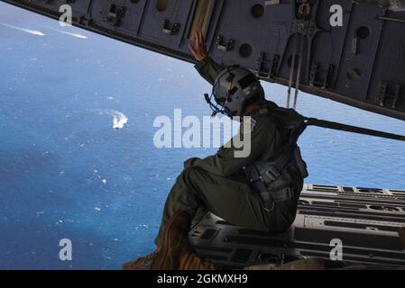 Le Maj. Mack Delgado de la U.S. Air Force, pilote de l'équipe de démonstration C-17 de la côte ouest, déchaîne les bateaux au large de Miami Beach, en Floride, depuis la rampe de chargement d'un C-17 Globemaster III, le 31 mai 2021. Le C-17 a été redirigé vers la base conjointe Lewis-McChord, Washington, après avoir terminé leurs démonstrations dans le National Salute à notre spectacle Heroes Hyundai Air and Sea. Banque D'Images