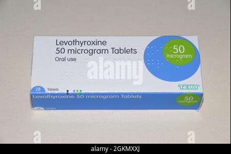 Une boîte de 28 comprimés de Levothyroxine (L-thyroxine) de 50 mg fabriqués par TEVA et prescrits pour traiter la glande thyroïde sous-active (hypothyroïdie) Angleterre, Royaume-Uni. Banque D'Images