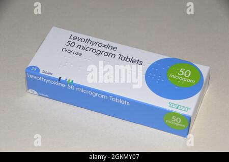 Une boîte de 28 comprimés de Levothyroxine (L-thyroxine) de 50 mg fabriqués par TEVA et prescrits pour traiter la glande thyroïde sous-active (hypothyroïdie) Angleterre, Royaume-Uni. Banque D'Images