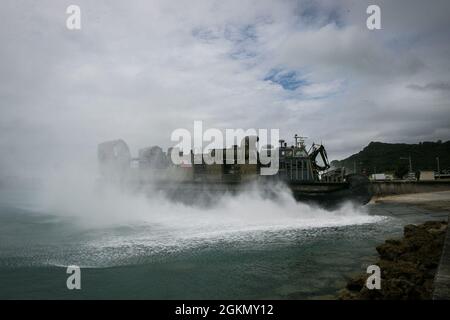 Un coussin d'air américain Naval Landing Craft Air Cushion (LCAC) effectue des manœuvres dans l'océan depuis Port Operations, base navale de White Beach, Okinawa, Japon, le 1er juin 2021. Marines de 3d Marine Logistics Group (MLG) et marins de Naval Beach Unit (NBU) 7 intégrés pour charger et transporter du personnel et de l’équipement à l’appui de la tour de surveillance de l’exercice Poseidon. La NBU-7 est une unité opérationnelle déployée à l'avant qui contribue directement aux capacités de base de la Maritime Sea Power des États-Unis en facilitant le mouvement des troupes, de l'équipement, des véhicules et des fournitures provenant du transport maritime amphibie à travers la plage. mlg 3d, basé sur O Banque D'Images