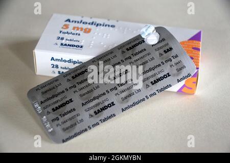 Une boîte de 28, 5 mg comprimés d'amlodipine fabriqués par Sandoz et prescrits pour traiter la haute pression sanguine (hypertension), Angleterre, Royaume-Uni. Banque D'Images