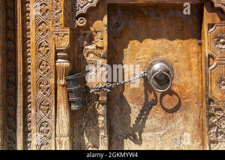 Sculpture en bois traditionnel sur la porte du bâtiment à Vashisht village de Kullu valley, Himachal Pradesh, Inde Banque D'Images