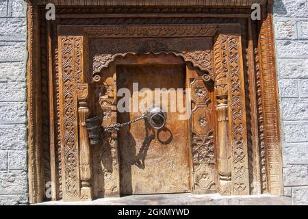 Sculpture en bois traditionnel sur la porte du bâtiment à Vashisht village de Kullu valley, Himachal Pradesh, Inde Banque D'Images