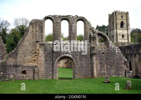 Les ruines de Fountains Abbey près de Ripon dans le North Yorkshire, Angleterre, Royaume-Uni. Banque D'Images