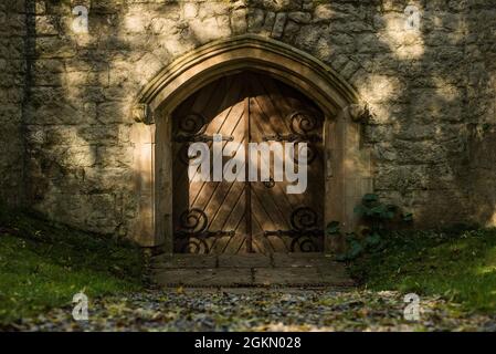 Entrée à la crypte de la chapelle anglicane du cimetière Nunhead, Londres, Royaume-Uni Banque D'Images