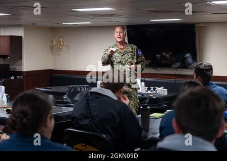 210601-N-XB010-1014 MER DES PHILIPPINES (1er juin 2021) ADM. Arrière Christopher Engdahl, commandant, Expeditionary Strike Group 7/Task Force 76, parle dans le wardroom de l'USS New Orleans (LPD 18). La Nouvelle-Orléans, qui fait partie du America Amphiobie Ready Group, ainsi que de la 31e Marine Expeditionary Unit, opère dans la zone de responsabilité de la 7e flotte des États-Unis pour améliorer l'interopérabilité avec les alliés et les partenaires et servir de force de réponse prête à l'emploi pour défendre la paix et la stabilité dans la région Indo-Pacifique. Banque D'Images