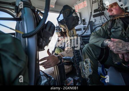 Un cavalier de l’État du Texas reçoit des conseils d’entraînement d’un adjoint du département du shérif du comté de San Bernardino lors d’un exercice d’entraînement au Marine corps Air Ground combat Center, Twentynine Palms, Californie, le 1er juin 2021. La formation a été menée pour familiariser la stratégie de marquage aérien du département du shérif avec les cibles de terrain en mouvement et pour améliorer le partenariat entre le MCAGCC et les forces de l’ordre locales. Banque D'Images