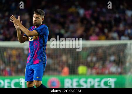 ESPAGNE, FOOTBALL, CHAMPIONS LEAGUE, FC BARCELONE VS FC BAYERN MUNICH. FC Barcelone (18) Jordi Alba applaudit les supporters lors du match de groupe de la Ligue des champions entre le FC Barcelone et le FC Bayern Munich à Camp Nou, Barcelone, Espagne, le 14 septembre 2021. © Joan Gosa 2021 Banque D'Images