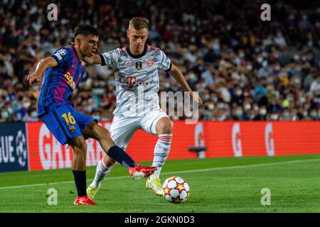 ESPAGNE, FOOTBALL, CHAMPIONS LEAGUE, FC BARCELONE VS FC BAYERN MUNICH. FC Bayrcelona (16) Pedri rivalise avec (6) Joshua Kimmich lors du match de groupe de la Ligue des champions entre le FC Barcelone et le FC Bayern Munich à Camp Nou, Barcelone, Espagne, le 14 septembre 2021. © Joan Gosa 2021 Banque D'Images