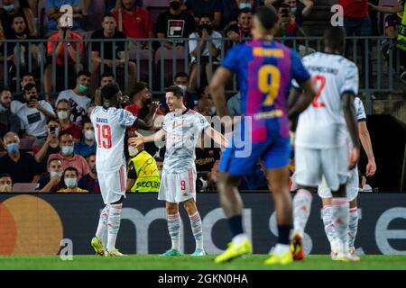 ESPAGNE, FOOTBALL, CHAMPIONS LEAGUE, FC BARCELONE VS FC BAYERN MUNICH. FC Bayern Munchen (9) Robert Lewandowski fête la deuxième partition avec (19) Alphonso Davies lors du match de groupe de la Ligue des champions entre le FC Barcelone et le FC Bayern Munich à Camp Nou, Barcelone, Espagne, le 14 septembre 2021. © Joan Gosa 2021 Banque D'Images