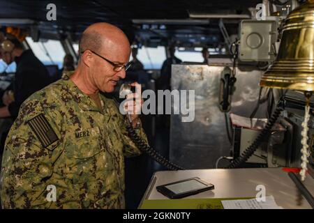 210602-N-DW158-1028 MER DES PHILIPPINES (2 juin 2021) Vice-SMA. Bill Merz, commandant de la 7e flotte des États-Unis, s’adresse à l’équipage du seul porte-avions de la Marine des États-Unis déployé par l’avant, l’USS Ronald Reagan (CVN 76), de la maison pilote. Au cours de la visite de Merz, il a assisté à des réunions avec des commandants de guerre et a envoyé un message à l’équipage sur le système d’annonce du navire. Ronald Reagan, le navire amiral du Carrier Strike Group 5, fournit une force prête au combat qui protège et défend les États-Unis, ainsi que les intérêts maritimes collectifs de ses alliés et partenaires dans la région Indo-Pacifique. Banque D'Images