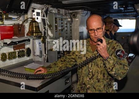 210602-N-DW158-1038 MER DES PHILIPPINES (2 juin 2021) Vice-SMA. Bill Merz, commandant de la 7e flotte des États-Unis, s’adresse à l’équipage du seul porte-avions de la Marine des États-Unis déployé par l’avant, l’USS Ronald Reagan (CVN 76), de la maison pilote. Au cours de la visite de Merz, il a assisté à des réunions avec des commandants de guerre et a envoyé un message à l’équipage sur le système d’annonce du navire. Ronald Reagan, le navire amiral du Carrier Strike Group 5, fournit une force prête au combat qui protège et défend les États-Unis, ainsi que les intérêts maritimes collectifs de ses alliés et partenaires dans la région Indo-Pacifique. Banque D'Images