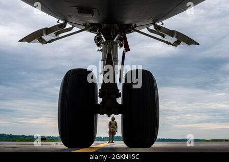 Le principal Airman Elijah Turner, chef d'équipage du 911e Escadron de maintenance d'aéronefs, communique avec ses collègues responsables avant d'effectuer l'entretien d'un C-17 Globemaster III à la station de réserve aérienne de l'aéroport international de Pittsburgh, Pennsylvanie, le 2 juin 2021. Il est essentiel que les aviateurs de maintenance communiquent entre eux par le biais de micro-casques tout en effectuant diverses tâches de maintenance de l'avion. Banque D'Images