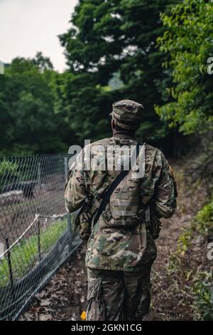 Sgt. Jamal Walker, musicien affecté à l'Armée des États-Unis au Japon, dirige la navigation terrestre pendant la compétition du meilleur guerrier du Pacifique de l'Armée des États-Unis 2021 à Camp Casey, en Corée du Sud, le 3 juin 2021. Le BWC USARPAC 2021 est un concours annuel d'une semaine qui se compose de concurrents de plusieurs unités USARPAC. Cette année, en raison de la COVID-19, la compétition aura lieu dans toute l'Indo-Pacific, avec des concurrents menant des événements physiques à leur station d'accueil et participant à un comité de connaissances virtuel présidé par le sergent de commandement de l'USARPAC Major. Les officiers non commissionnés et juni Banque D'Images