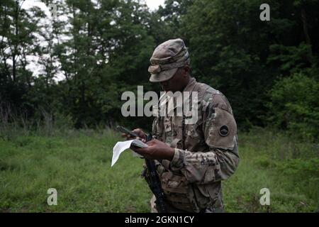 Sgt. Jamal Walker, musicien affecté à l'Armée des États-Unis au Japon, effectue la navigation terrestre pendant la compétition du meilleur guerrier du Pacifique de l'Armée des États-Unis 2021 à Camp Casey, en Corée du Sud, le 3 juin 2021. Le BWC USARPAC 2021 est un concours annuel d'une semaine qui se compose de concurrents de plusieurs unités USARPAC. Cette année, en raison de la COVID-19, la compétition aura lieu dans toute l'Indo-Pacific, avec des concurrents menant des événements physiques à leur station d'accueil et participant à un comité de connaissances virtuel présidé par le sergent de commandement de l'USARPAC Major. Les officiers non commissionnés et juni Banque D'Images