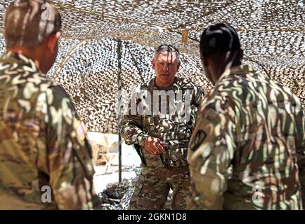 Le général de division Janson D. Boyles, adjudant général de la Garde nationale du Mississippi, parle aux soldats lors de sa visite au Centre national d'entraînement, fort Irwin, Californie, le 2 juin 2021. Boyles et d'autres hauts dirigeants du Mississippi ont visité des soldats et des éléments de soutien de la 155e équipe de combat de la Brigade blindée pendant leur rotation d'entraînement. Banque D'Images