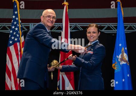Le général Arnold W. Bunch, Jr., commandant du commandement du matériel de la Force aérienne, présente l'épée d'honneur 2020 du Royal Air Force Museum American Foundation au capitaine de la Force aérienne américaine Katie L. Broyles lors d'un gala au Musée national de la U.S. Air Force, le 2 juin 2021. Depuis 2009, l'épée d'honneur a été présentée aux agents d'échange les plus performants de l'US Air Force et de la British Royal Air Force. Le prix reconnaît l'excellence dans la poursuite de l'aviation et est conforme à l'appel de Winston S. Churchill en 1946 pour un échange mutuel d'officiers entre les États-Unis et le Commonwealth britannique Banque D'Images