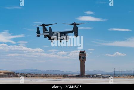 Un avion de type Osprey tiltrotor CV-22B affecté au 14e Escadron d'armes de la base aérienne de Hurlburt Field, en Floride, atterrit après un exercice d'intégration à l'école d'armes (WSINT) à Nellis AFB, au Nevada, le 2 juin 2021. WSINT teste les capacités des pilotes et des membres d'équipage pour accroître l'efficacité et renforcer le travail d'équipe. Banque D'Images