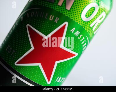 Ukraine. 15 septembre 2021. Sur cette photo, une canette de bière Heineken est affichée. Crédit : SOPA Images Limited/Alamy Live News Banque D'Images