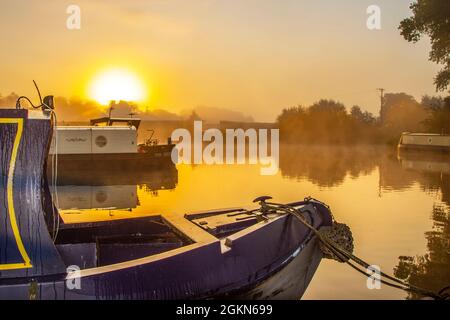 Lever du soleil à Rufford, Lancashire.Météo Royaume-Uni.15th septembre 2021.Brumeux commencez la journée pour les amarrages résidentiels sur le canal de Leeds Liverpool.Un jour d'automne ensoleillé à suivre après des températures fraîches de nuit.Crédit : MediaWorldImages/AlamyLiveNews Banque D'Images