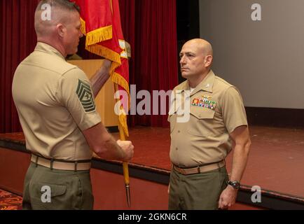 Sergent du corps des Marines des États-Unis Le major Ryan W. Meltesen, 3d Marines livre les couleurs organisationnelles de l'unité au colonel Gilbert D. Juarez, 3d Marines lors de la cérémonie de changement de commandement sur la base du corps des Marines Hawaii, Kaneohe Bay, le 3 juin 2021. Le colonel Juarez a abandonné la commande au lieutenant-colonel Rolin A. Steele. Banque D'Images