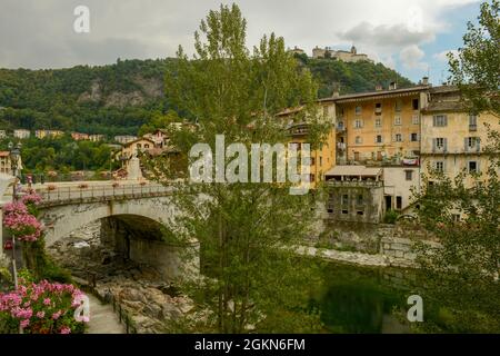 Varallo, Italie - 5 septembre 2021 : village de Varallo Sesia et sanctuaire de montagne sacré en arrière-plan dans le Piémont, Italie Banque D'Images