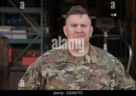 Sergent d'état-major de la Force aérienne des États-Unis Zach Norris, le superviseur de l'entrepôt de gestion du matériel de l'escadron de préparation logistique de la Garde nationale aérienne du Michigan, pose une photo à la 110e Escadre, Battle Creek (Michigan), le 3 juin 2021. Norris aime diriger son équipe pendant les exercices d'entraînement. Les capacités et l’expérience acquises grâce à la formation sur l’état de préparation des postes à domicile préparent les unités et les membres à répondre aux besoins de la nation à un moment donné. Banque D'Images